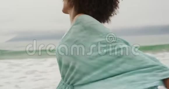 在海边享受自由时光的情侣视频的预览图