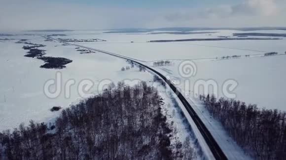 冬季俄罗斯喀山镇美丽的鸟瞰图视频的预览图
