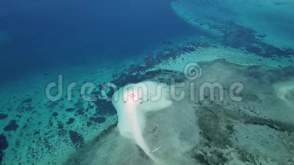 美丽的沙滩热带岛屿的空中景色视频的预览图