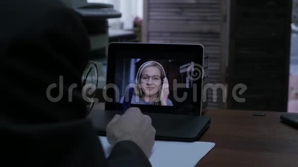 妇女视频会议与导师在家里笔记本电脑远程教育概念家庭在线教育视频的预览图