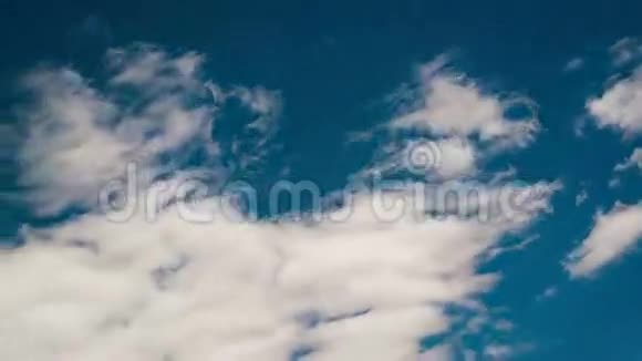 白云飘动着蓝天视频的预览图