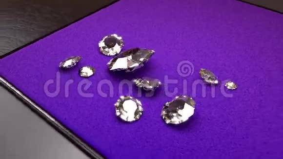 九颗白色钻石围绕着一个紫色的刻字机旋转视频的预览图