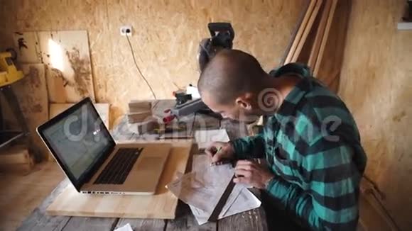 年轻的木匠在他的车间里画胡子视频的预览图