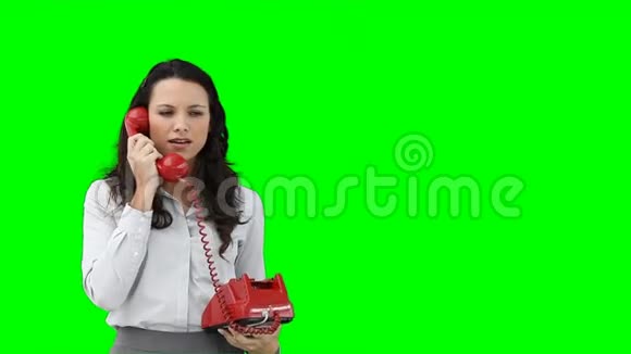 一个商务女性用红色电话视频的预览图