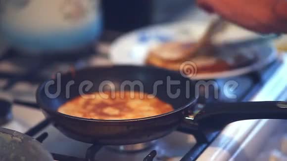生活煎饼煎煮自制食物视频的预览图