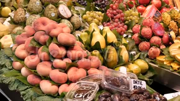 2017年9月22日西班牙巴塞罗那博奎利亚食品市场一个巨大的柜台与热带水果芒果视频的预览图