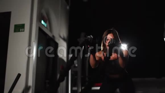 女运动员在健身房用重绳锻炼身体视频的预览图
