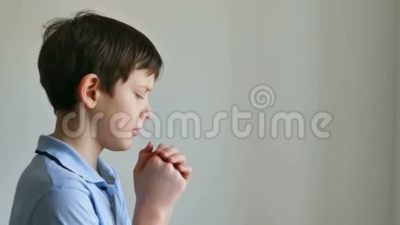 孩子在祈祷视频的预览图