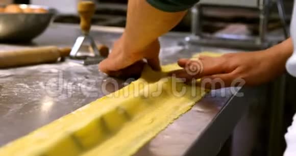 男性面包师准备意大利面4K视频的预览图