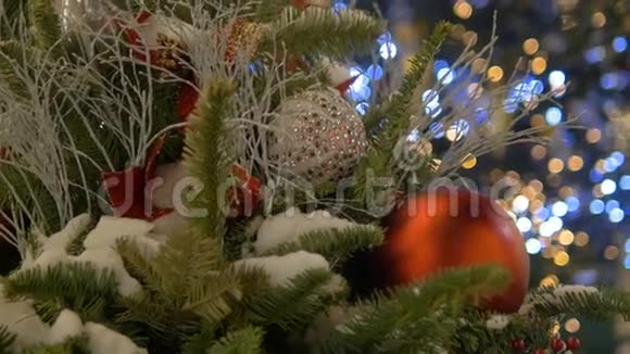 挂在圣诞树上的圣诞玩具彩色花环这个城市为圣诞节装饰视频的预览图