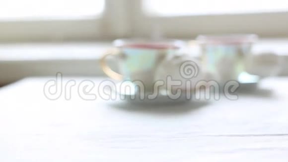 桌子上有两杯热茶和甜点视频的预览图