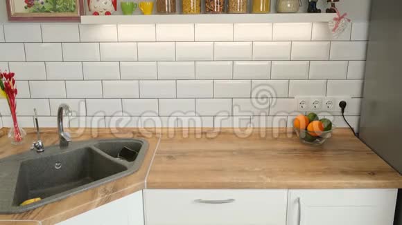 带标签的洗碗机平板接收器与标签视频的预览图