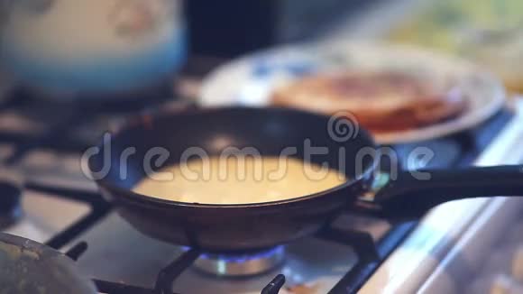 煎饼生活方式煎煮自制食物盘视频的预览图