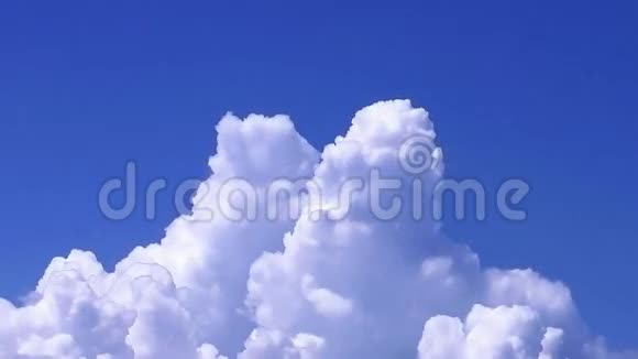 在蓝天上翻滚的云彩视频的预览图