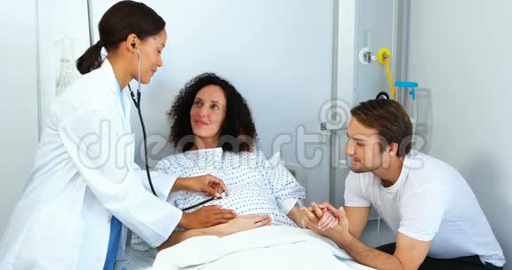 病房检查孕妇听诊器的医生视频的预览图