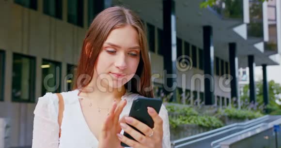 女士在户外用电话视频的预览图