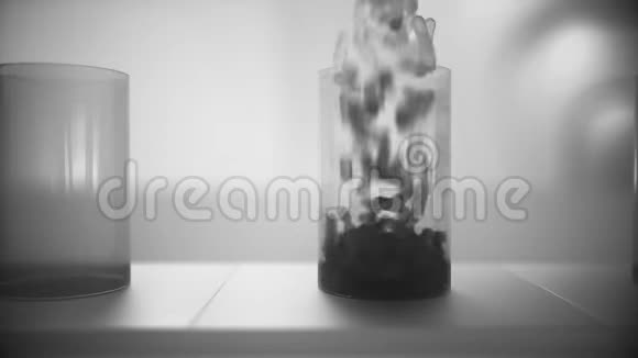 4K药用瓶子装满药丸视频的预览图