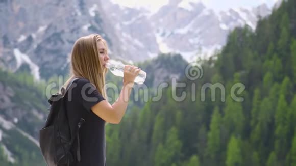 年轻女子喝水视频的预览图