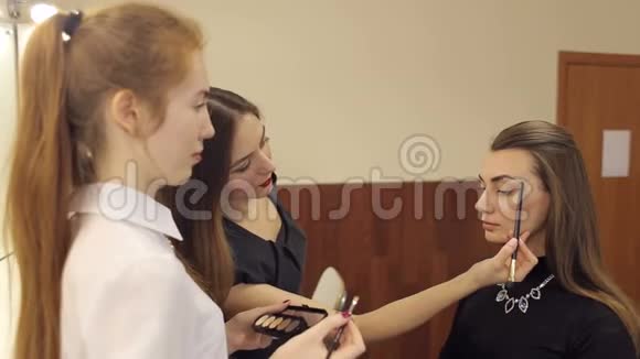专业的化妆大师班视频的预览图