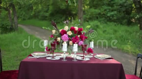 阳光明媚的一天在大自然中装饰婚礼桌视频的预览图