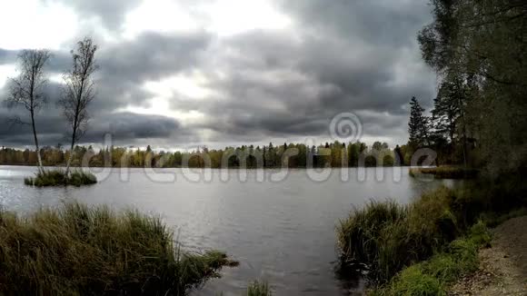 阴沉沉的秋日过湖面俄罗斯视频的预览图