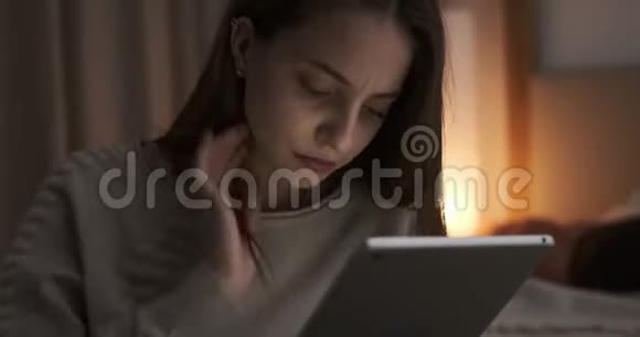 在家里使用数码平板电脑的少女视频的预览图