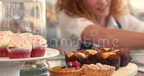 快乐美丽的女人准备蛋糕盘视频的预览图