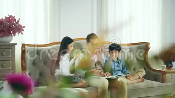 亚洲父女子在家一起读书视频的预览图