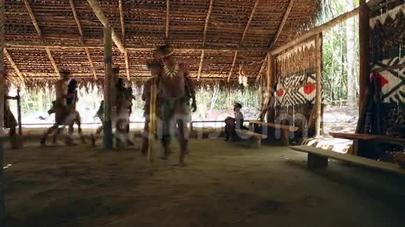 巴西土著人在亚马逊的一个土著部落做他们的仪式视频的预览图