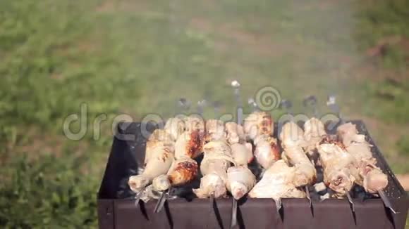 鸡肉和猪肉在烧烤中用木炭烤肉旋转有金黄色的皮肤移动摄像机视频的预览图