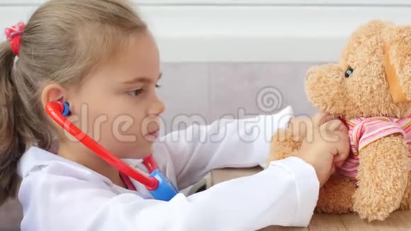 那个小女孩在扮演医生视频的预览图