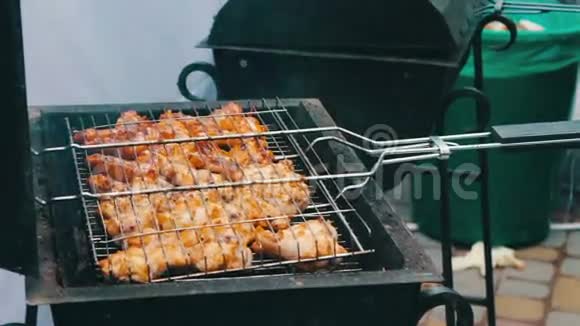 烤架上翻过来的鸡肉肉是用芒果烧烤架炒的烤架上的鸡肉视频的预览图