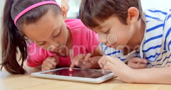 微笑的孩子们玩平板电脑视频的预览图