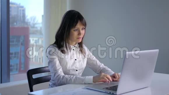 做台式电脑的女商人视频的预览图