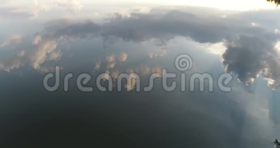 日落湖无人机倒影视频的预览图