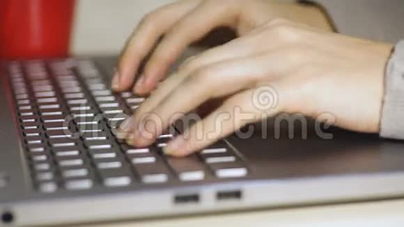 在办公室里用笔记本电脑打字的女人视频的预览图