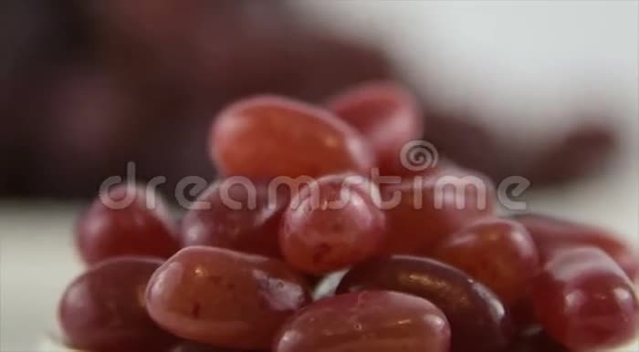 健康的食物选择开始关注红软糖然后过渡到红葡萄视频的预览图