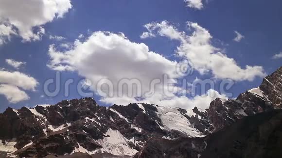 群山中的云帕米尔塔日基斯坦时间视频的预览图