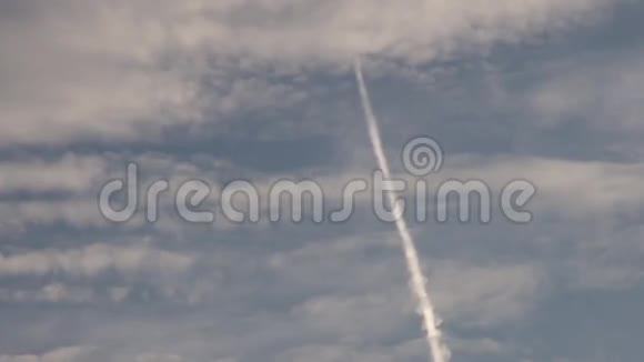 一架飞机穿越天空的痕迹视频的预览图