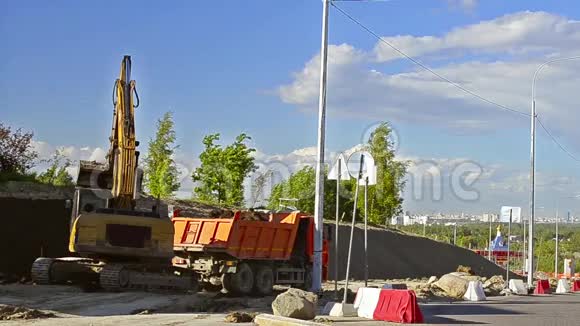 挖掘机斗装载重型卡车视频的预览图