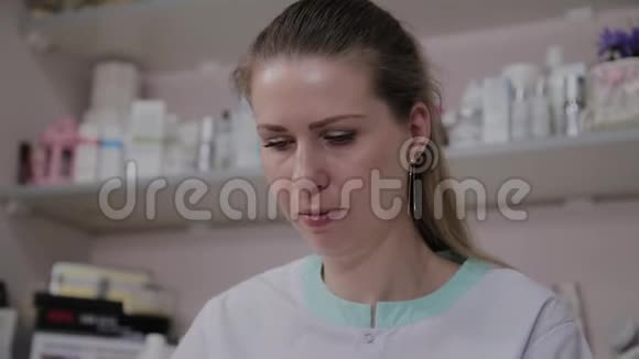 女美容师上班的脸视频的预览图