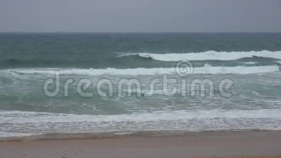 海岸海滩的海浪视频的预览图