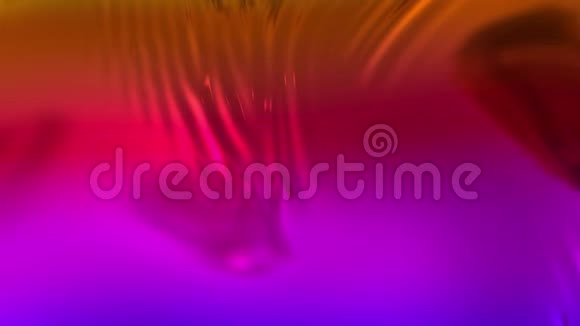 动画彩虹金属梯度在4k抽象的三维波浪布表面形成波纹如液态金属视频的预览图