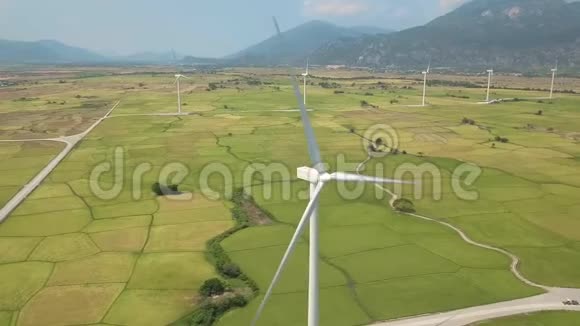 在绿地和山地景观上产生清洁可再生能源的风力站Drun查看风车涡轮视频的预览图