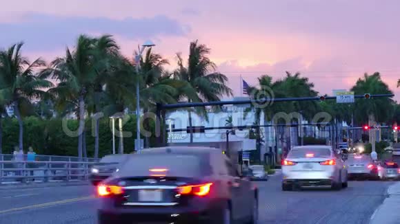 夏季日落北迈阿密交通桥4k美国佛罗里达视频的预览图