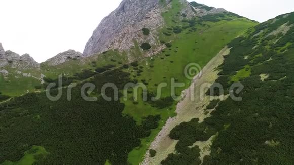 在格旺峰附近的山上飞行视频的预览图