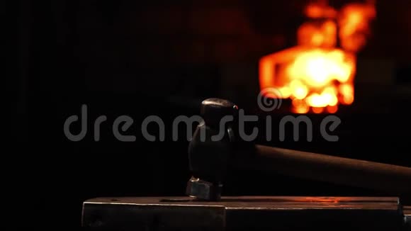 一个铁匠把炉子的火焰扇起来用这些工具可以防止余烬火花在炉边飞舞视频的预览图