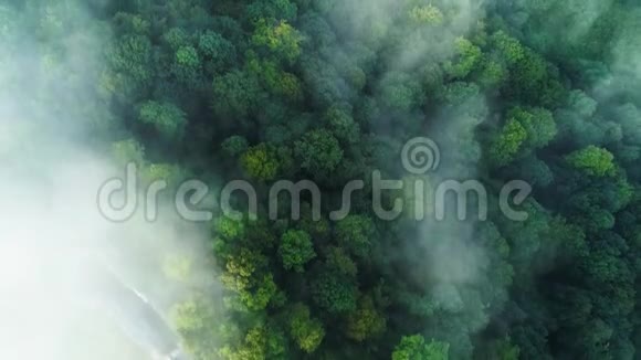 空中观景台在美丽的云彩中飞越高山视频的预览图