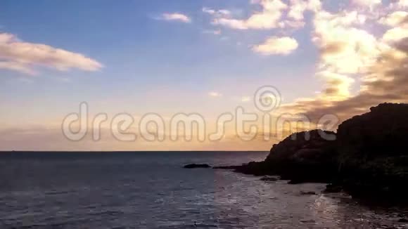 日落时海岸或海岸的时间推移视频的预览图