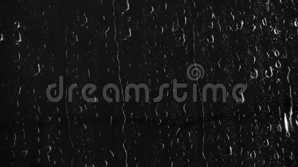 黑色背景上的水滴图案4k视频的预览图